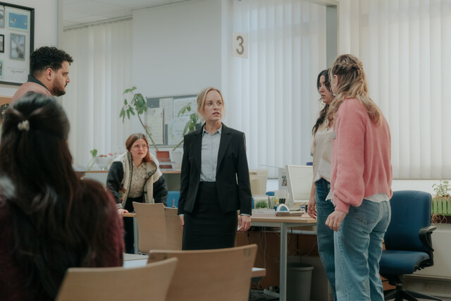 Chefin Ronja (Friederike Kempter) instruiert die Kollegen über das Vorgehen während eines ABC-Alarms.