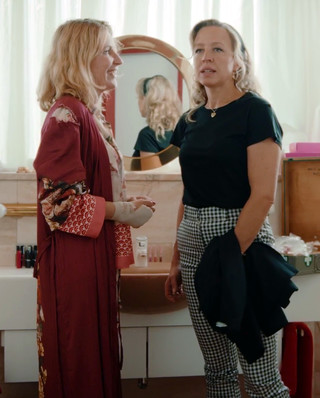 Susi (Maria Furtwängler) erkennt in Bianca die "Schwester Erika" aus der "Klinik am See" wieder.