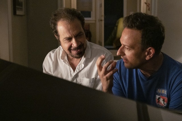 Blick hinter die Kulissen: Regisseur Ed Zwick und Schauspieler Josh Charles in "Away".