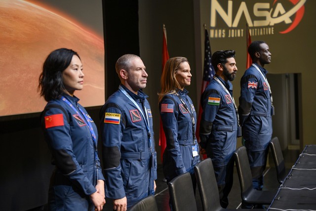 Die Crew vor dem Abflug: Lu Wang (Vivian Wu), Misha Popov (Mark Ivanir), Emma Green (Hilary Swank), Ram Arya (Ray Panthaki) und Dr. Kwesi Weisberg-Abban (Ato Essandoh).