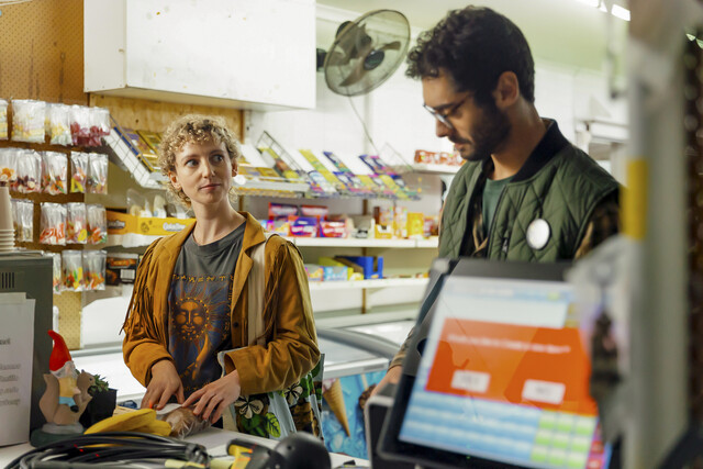 Im Supermarkt informiert Lena (Clementine Mills) mehr oder weniger zufällig Milan (Arlo Green) über die Vergangenheit seiner Frau Mihi.
