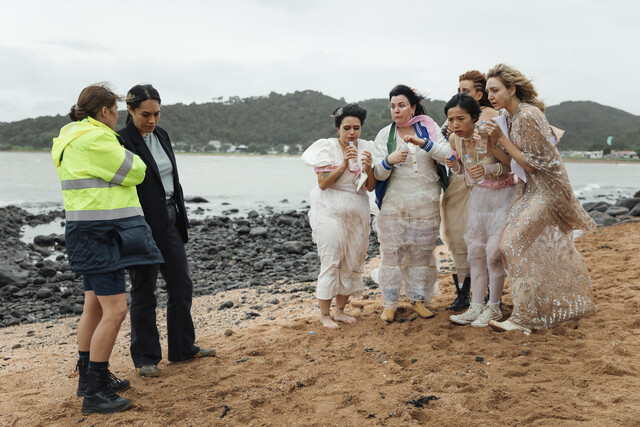 PC Deb Brighton (Morgana O'Reilly, l.) und DC Mihi Renata (Roimata Fox, 2. v. l.) kennen keinen Spaß am Strand - denn dort nerven (v. r.) Rebecca (Holley Shervy), Sarah (Ally Xue), Amy (Rhiannon McCall), Caityln (Johanna Cosgrove) und Sophie (Courtney Dawson).