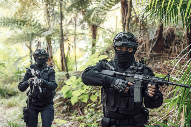 Weil irgendein Fremdling in Waitote geschossen hat, durchkämmt eine bewaffnete Spezialeinheit den Wald.