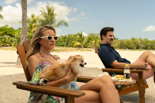 Hat sie ihren Mann ermordet? Eve Stripling (Meredith Hagner) residiert mit ihrem Lover Christopher (Rob Delaney) auf den Bahamas.