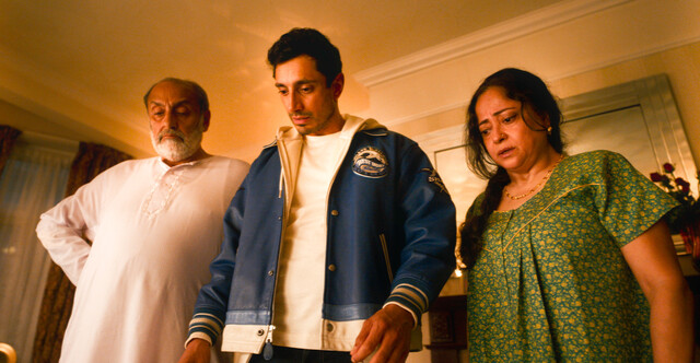 Parvez (Sajid Hasan, l.) und Tahira (Sheeba Chaddha) nehmen ihren Sohn Shah Latif (Riz Ahmed) in die Mitte und staunen &uuml;ber einen Fremdk&ouml;rper.
