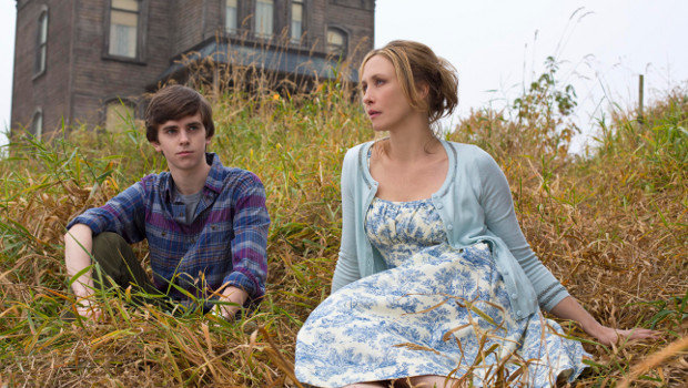 Ruhe vor dem Sturm: Nach dem Tod ihres Mannes zieht Norma Bates (Vera Farmiga) mit Sohn Norman (Freddie Highmore) ins ländliche Oregon.