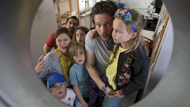 Hannes (Bert Tischendorf, M.) und seine Kinder Emma (Jolina Uhrig, auf dem Arm), Lena (Deborah Schneidermann), Luca (Louis Christiansen) und Max (Oskar Weiss) sowie Yasmina (Andreja Schneider, l.) und Büro-Vermieter, Imbissbetreiber Arslan (Serkan Cetinkaya, hinten l.)