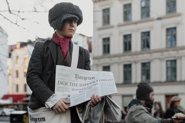 Tradition trifft Moderne: Die Bürger aus dem 19. Jahrhundert lassen ihre Zeitung von Jungen auf der Straße verkaufen