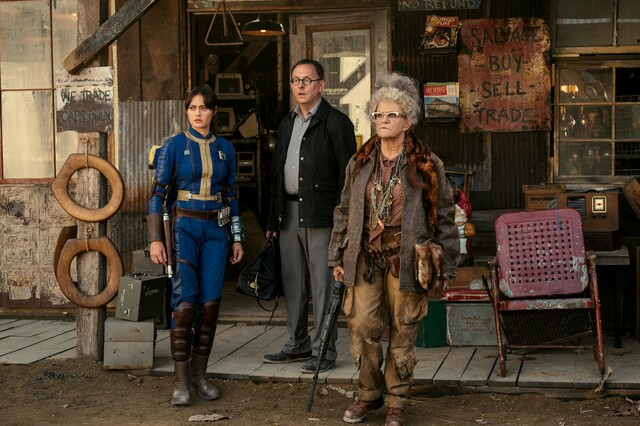 Postapokalyptische Gaga-Gesellschaft: Lucy (Ella Purnell, l.) trifft auf ihrer Reise u. a. Dr. Siggi Wilzig (Michael Emerson) und Ma June (Dale Dickey).