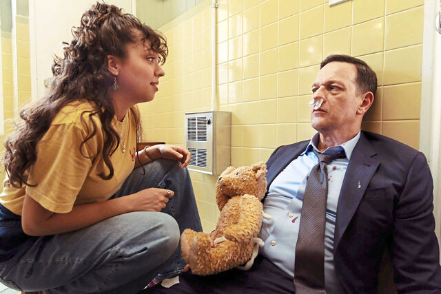 Ein Arzt, der kein Blut sehen kann - auch dann nicht, wenn er selbst Hilfe ben&ouml;tigt. Zum Gl&uuml;ck wei&szlig; die patente Vorzimmerdama Elaine (Cree) Rat.