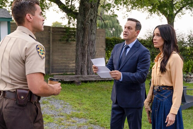 Sheriff Mark (Josh Segarra, l.) hat schlechte Nachrichten f&uuml;r Dr. Best. Lehrerin Louisa (Abigail Spencer) ist konsterniert.