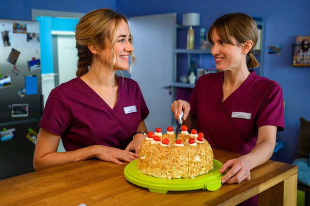 Betty Weiss (Annina Hellenthal, l.) und Rike Köhler (Isabell Horn, r.)