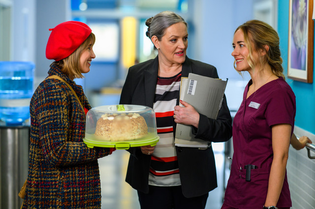 Rike Köhler (Isabell Horn, l.) taucht neu in der Karlsklinik auf und trifft auf Mechthild Puhl (Sybille J. Schedwill, M.) und Betty Weiss (Annina Hellenthal, r.).