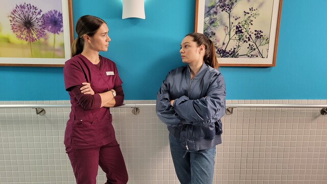 Elisabeth "Betty" Hertz (Henrike Hahn l.) trifft auf "SOKO Köln"-Kommissarin Amira Mahdi (Aylin Ravanyar, r.)