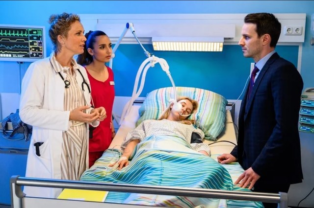Dr. Helena von Arnstett (Claudia Hiersche, l.), Ava Edemir (Rona Özkan, 2. v. l.), Saskia Mahler (Anna Herrmann, 2. v. r.) und Philipp Mahler (Marc Dumitru)