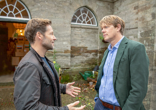 Archie (Jamie Bamber, l.) verärgert Humphrey (Kris Marshall), denn Martha verdreht beiden Männern den Kopf.