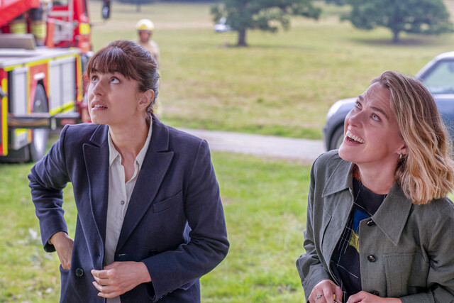 Esther (Zahra Ahmadi, l.) und Martha (Sally Bretton) beobachten eine seltsame Erscheinung.