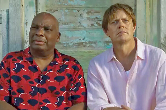 Humphrey (Kris Marshall, r.) denkt über einen Ratschlag von Commissioner Selwyn Patterson (Don Warrington) nach.