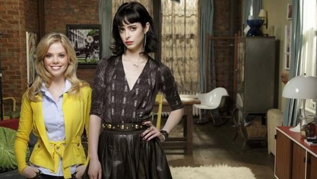 Die "Bitch" und ihr Opfer: June (Dreama Walker) und Chloe (Krysten Ritter) müssen sich als Mitbewohnerinnen zusammenraufen