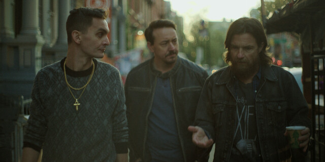 Junior (Forrest Weber, l.) und Babbit (Chris Coy, Mitte) setzen Vince (Jason Bateman) zu.