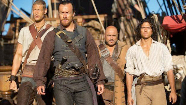 Ein Teil der Besatzung der Walrus mit Captain Flint (Toby Stephens, 2.v.l.) und John Silver (Luke Arnold, r.).