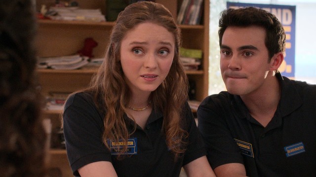 Madeleine Arthur as Hannah (l.) und Tyler Alvarez als Carlos (r.)