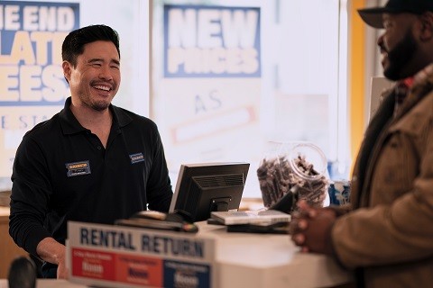 Randall Park als Timmy (l.)