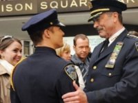 Frank (Tom Selleck) gratuliert seinem Sohn Jamie (Will Este) zur abgeschlossenen Polizeiausbildung.