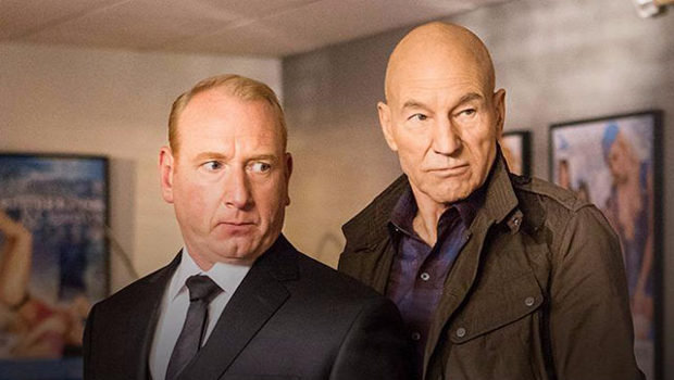 Kriegskameraden, Vertraute, odd couple: TV-Moderator Walter Blunt (Patrick Stewart, r.) und sein Butler Harry (Adrian Scarborough)