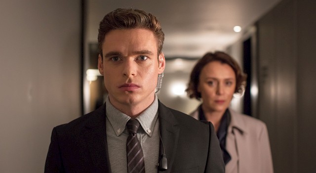 Während die Zuschauer David Budd (Richard Madden) deutlich sehen, bleibt die Figur der Innenministerin Julia Montague (Keeley Hawes) mysteriös