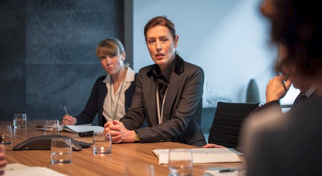 Commander Anne Sampson (Gina McKee) ist alles andere als erfreut zu hören, dass der Anti-Terrorkampf durch Innenministerin Julia Montague (Keeley Hawes) ihrer Polizeidienststelle entzogen und dem Geheimdienst gegeben werden soll