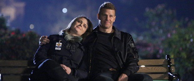 Bones und Booth auf der Bank blicken auf das halbzerstörte Jeffersonian