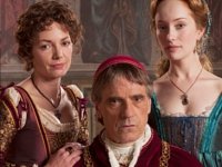 Rodrigo mit Ehefrau (Joanne Whalley) und Geliebter (Lotte Verbeek)