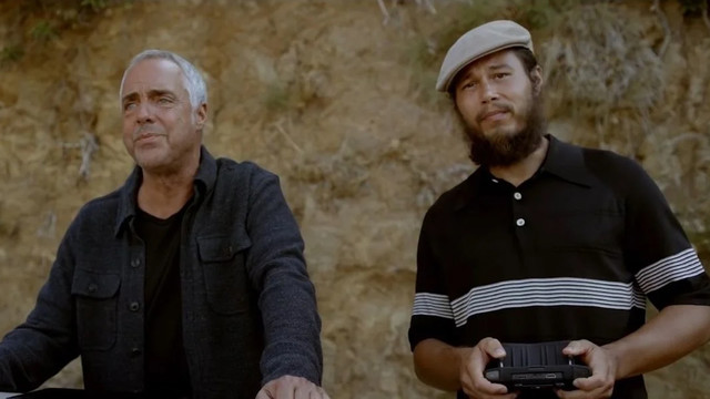 Harry Bosch (Titus Welliver, l.) und sein "Tech-Guy" Maurice "Mo" Bassi (Stephen Chang, r.).