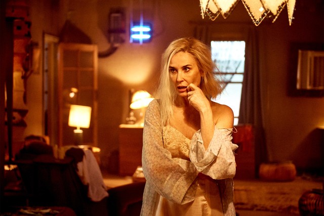 Die blondierte Demi Moore als Linda in "Brave New World".