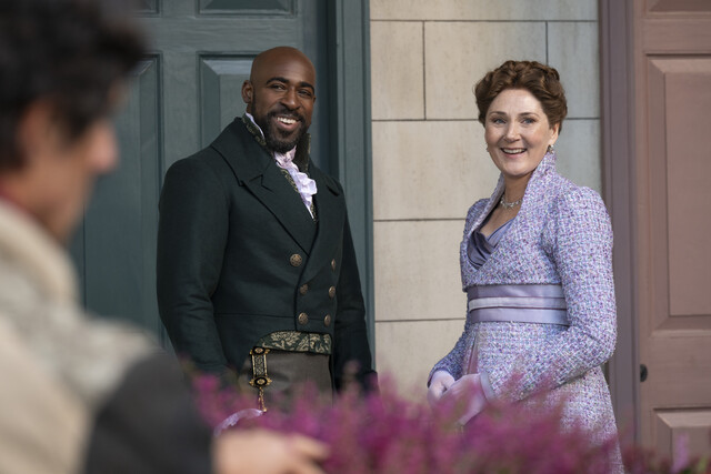 Daniel Francis (l.) als Lord Anderson und Ruth Gemmell als Lady Violet Bridgerton