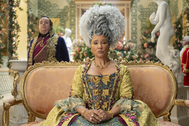 Hugh Sachs (l.) als Brimsley und Golda Rosheuvel als Queen Charlotte