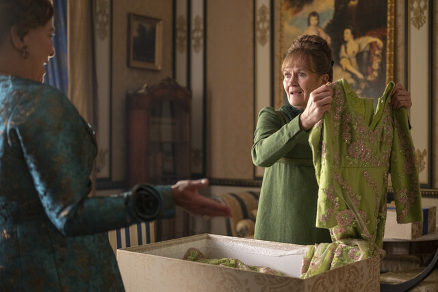 (v. l.) Polly Walker als Lady Featherington und Lorraine Ashbourne als Mrs. Varley