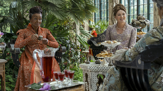 Adjoa Andoh als Lady Agatha Danbury und Ruth Gemmell als Lady Violet Bridgerton