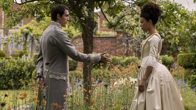 Corey Mylchreest als junger King George und India Amarteifio als junge Queen Charlotte