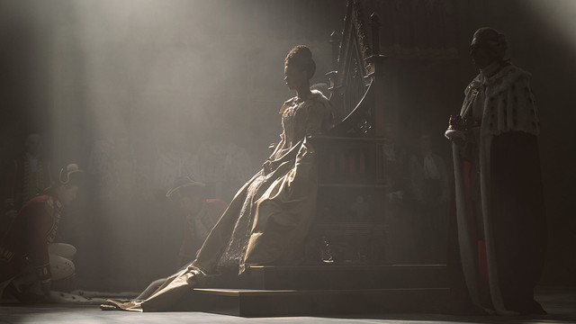 India Amarteifio als junge Queen Charlotte