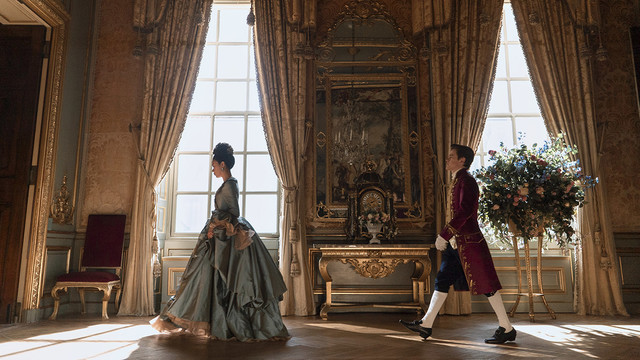 India Amarteifio als junge Queen Charlotte und