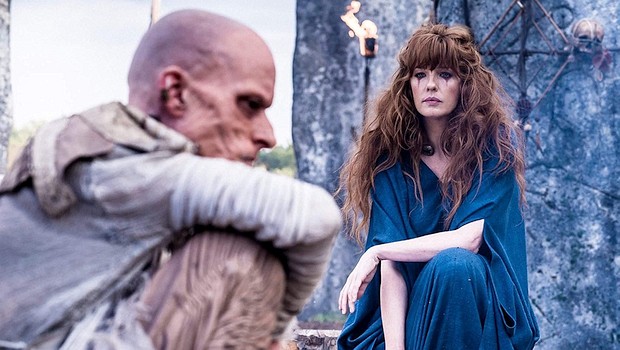 Druide Veran (Mackenzie Crook) und Kerra (Kelly Reilly) in "Britannia"