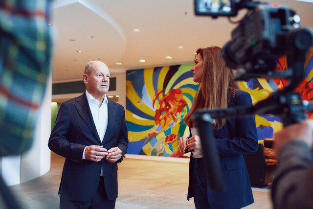 Katrin Bauerfeind spricht mit Olaf Scholz