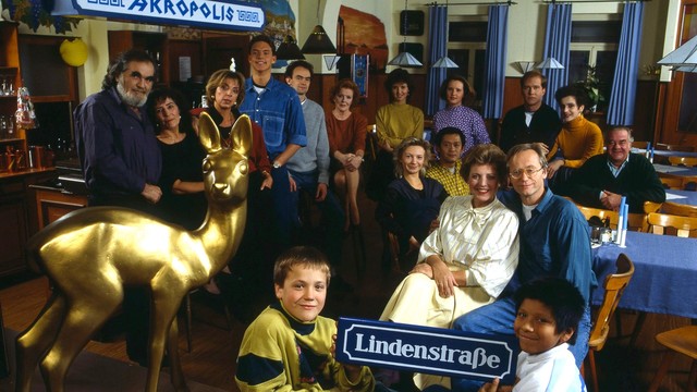 Die "Lindenstraße" freut sich 1988 über den Bambi im "Akropolis".