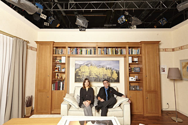 Die Produzenten Hans W. Geißendörfer und seine Tochter Hana Geißendörfer in der Kulisse der "Lindenstraße"