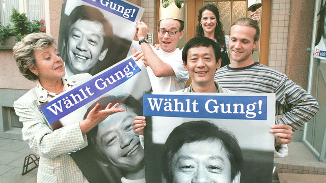 Fiktion und Realität verschwimmen, als vielerorts in Deutschland 1998 vor der Bundestagswahl "Wählt Gung"-Plakate aufgehängt wurden. Die "Lindenstraße" schickte ihren eigenen Kanzlerkandidaten ins Rennen.