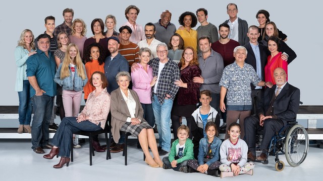 Kurz vor dem letzten Drehtag am 20.12.2019 haben sich die Schauspieler der "Lindenstraße" ein letztes Mal für ein gemeinsames Foto versammelt.