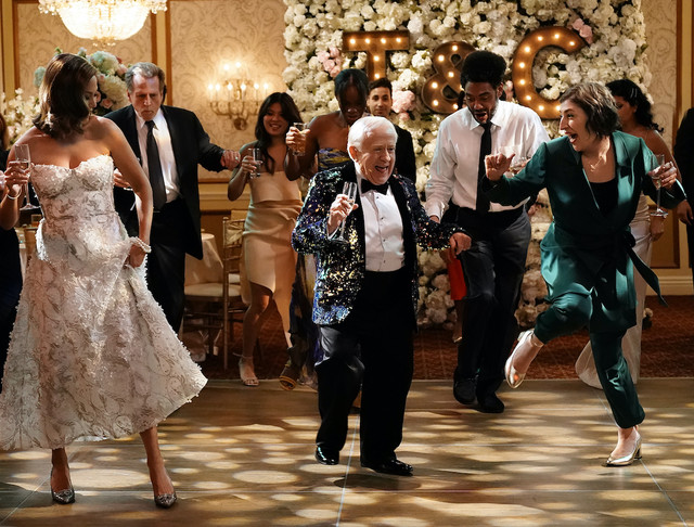 Line Dancing auf dem Etepetete-Fest: Kat und Phil (Leslie Jordan, M.) machen sich lustvoll lächerlich.