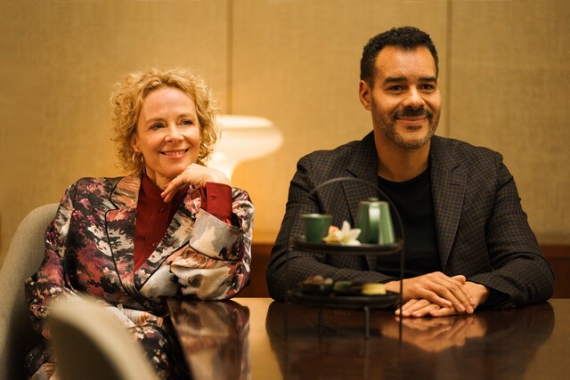 Katja Riemann (l.), die sich selbst spielt, mit ihrem Agenten Konstantin (Michael Klammer, r.)